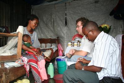 Bert Ehgartner im Gespräch mit einer moslemischen Frau im Slum Mukuru, Nairobi